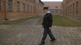 Juru bicara pemerintah Polandia menegaskan undang-undang itu dibuat untuk menunjukkan kebenaran akan adanya kejahatan terhadap warga Polandia, Yahudi dan negara lain di abad ke-20 oleh rezim Nazi Jerman dan komunis Uni Soviet. (REUTERS/Kacper Pempel)
