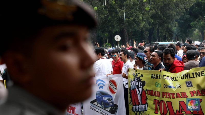 Ratusan Pengemudi taksi online long march menuju Kementerian Perhubungan, Jakarta, Senin (29/1/2018) untuk tolak Peraturan Menteri No. 108 Tahun 2017.
