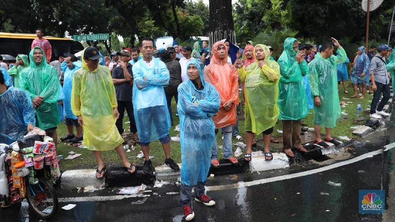 Meski turun hujan, tak menyurutkan semangat pengemudi taksi online untuk tetap berdemo.