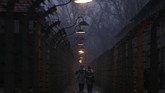 Pagar berduri di kamp konsentrasi Nazi Jerman, Auschwitz, menjadi saksi peringatan korban Holocaust di Oswiecim, Polandia, Sabtu (27/1). (REUTERS/Kacper Pempel)