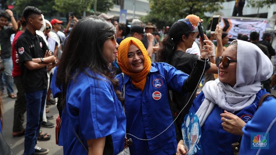 Sejumlah pengemudi wanita saat mengikuti aksi driver online di depan Kantor Kemenhub, Jakarta, Senin (29/1/2018).