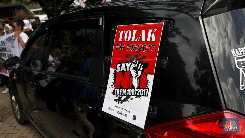 Poster-poster berisikan penolakan Peraturan Menteri No. 108 tahun 2017 tentang Penyelenggaraan Angkutan Orang Dengan Kendaraan Bermotor Tidak Dalam Trayek.