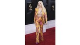 Lain lagi dengan Ava Max, dengan dalaman dan luaran serta perpaduan warna busana yang membuatnya jauh dari kesan modis dan memanjakan mata. (Dimitrios Kambouris/Getty Images for NARAS/AFP)