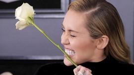 Miley Cyrus Bantah Kabar Hamil Anak Liam Hemsworth