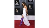 Hailee Steinfeld tampil menggoda dengan gaun putih strapless dan belahan kaki tinggi. Dia menambahkan aksen tak biasa dengan sepatu boots berwarna ungu. (AFP PHOTO / ANGELA WEISS)