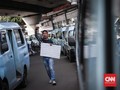 Anies Disomasi Sopir Angkot Tuntut Pembukaan Jalan Jatibaru