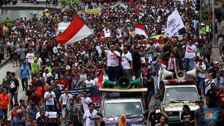 Ratusan Pengemudi taksi online long march menuju Kementerian Perhubungan, Jakarta, Senin (29/1/2018) untuk tolak Peraturan Menteri No. 108 Tahun 2017.