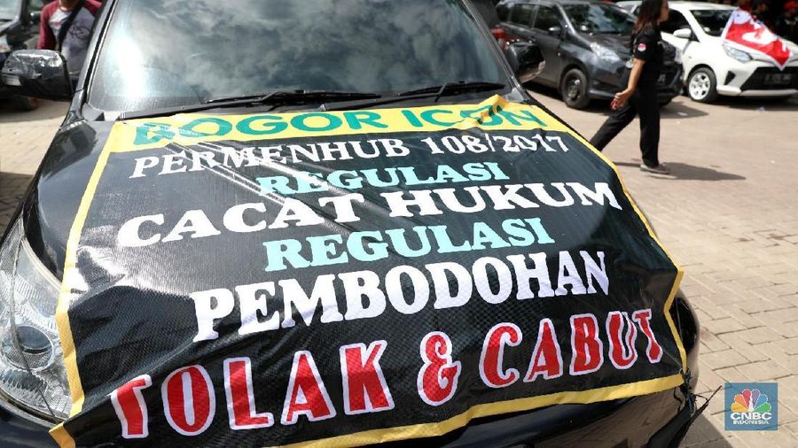 Poster-poster berisikan penolakan Peraturan Menteri No. 108 tahun 2017 tentang Penyelenggaraan Angkutan Orang Dengan Kendaraan Bermotor Tidak Dalam Trayek.