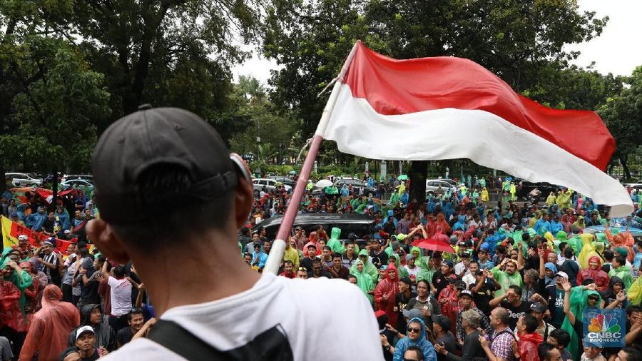 Meski turun hujan, tak menyurutkan semangat pengemudi taksi online untuk tetap berdemo.