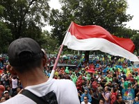Meski Hujan Turun, Driver Taksi Online Tetap Bertahan Demo