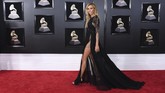Meski sempat mengalami fashion malfunction, namun Giuliana Rancic tak ragu memamerkan belahan kaki tingginya yang seksi. (AFP PHOTO / ANGELA WEISS)