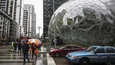 Amazon mengusung konsep beda dengan perkantoran lain yang identik dengan gedung pencakar langit, yakni dengan mengadopsi konsep hutan dalam ruangan. (dok. REUTERS/Lindsey Wasson)
