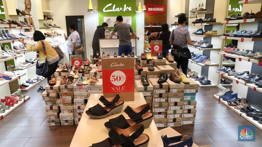 Penjualan sepatu di gerai-gerai sepatu impor tercatat menurun