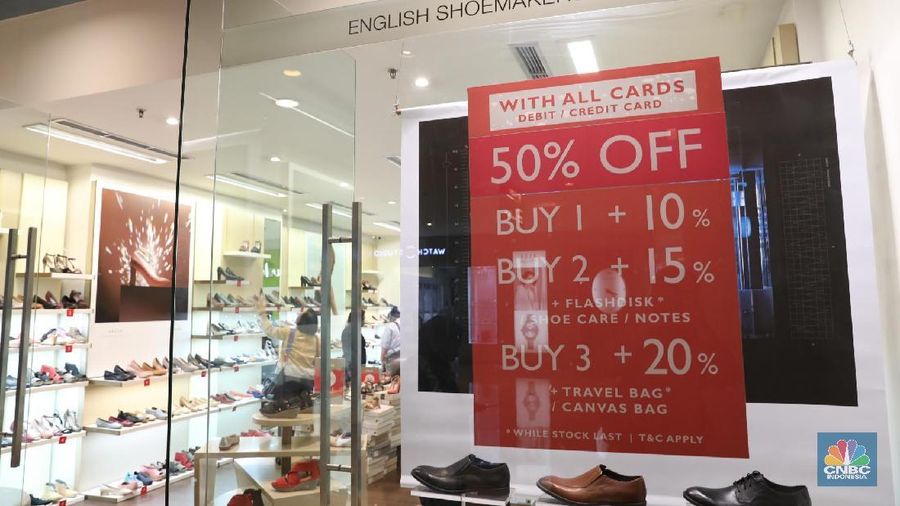 Brand sepatu asal Inggris, Clarks siap-siap menutup seluruh gerainya di Indonesia secara bertahap.