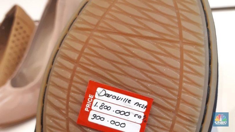 Brand sepatu asal Inggris, Clarks siap-siap menutup seluruh gerainya di Indonesia secara bertahap.