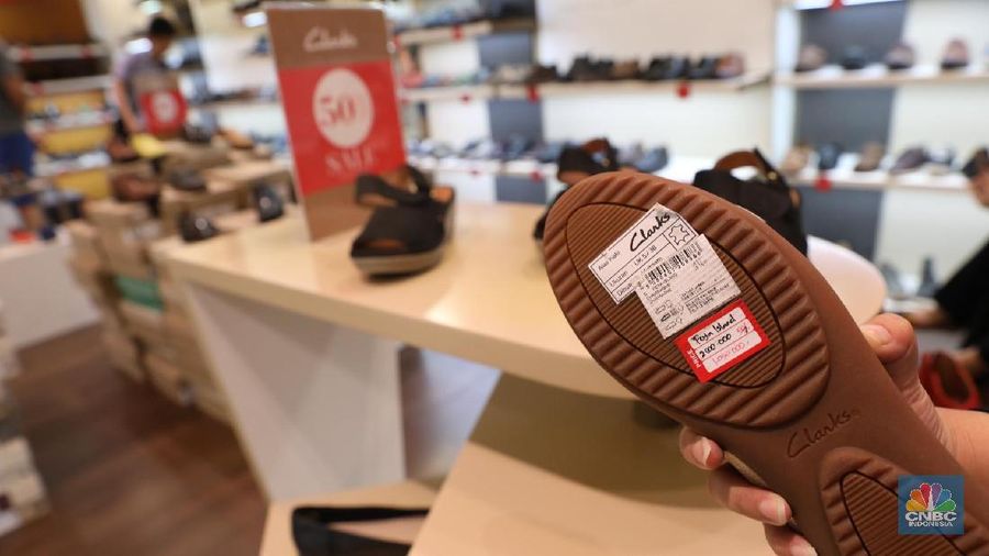 Meski sudah promo buy 1 get 1 sepatu masih tidak laku, Clarks terpaksa tutup gerai