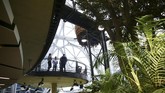 Disela peresmian, bos Amazon, Jeff Bezos 'membelah' hutan menggunakan perintah suara melalui asisten virtual Alexa. (dok. REUTERS/Lindsey Wasson)