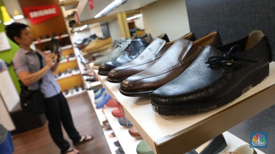 Brand sepatu asal Inggris, Clarks siap-siap menutup seluruh gerainya di Indonesia secara bertahap.