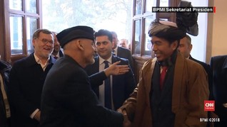 Rombongan Jokowi Sujud Syukur Pulang dari Afghanistan