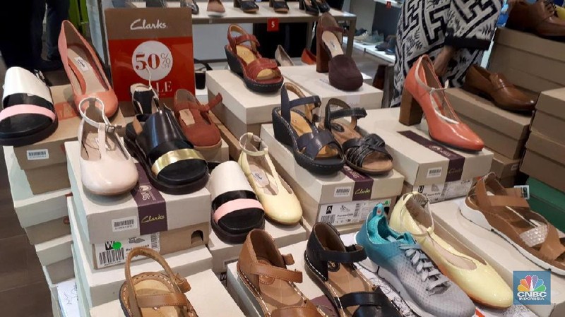Brand sepatu asal Inggris, Clarks siap-siap menutup seluruh gerainya di Indonesia secara bertahap.