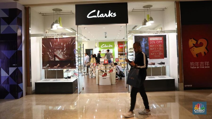 Brand sepatu asal Inggris, Clarks siap-siap menutup seluruh gerainya di Indonesia secara bertahap.