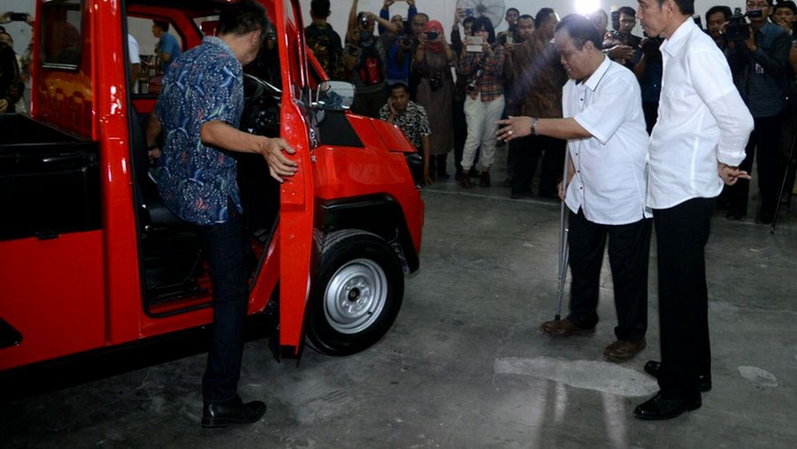Presiden Joko Widodo meminta supaya tenaga ahli asing dipermudah bekerja di RI.