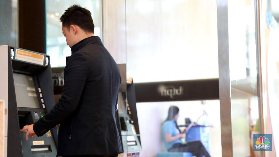 Penempatan dana di deposito berkurang Rp 53,93 triliun atau 2,28% bila dibandingkan dengan bulan sebelumnya.