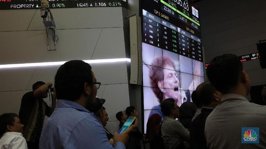 IHSG dibuka menguat (gap up) 9 poin ke level 5.998 (0,15%) dibandingkan level penutupan kemarin di level 5.989.