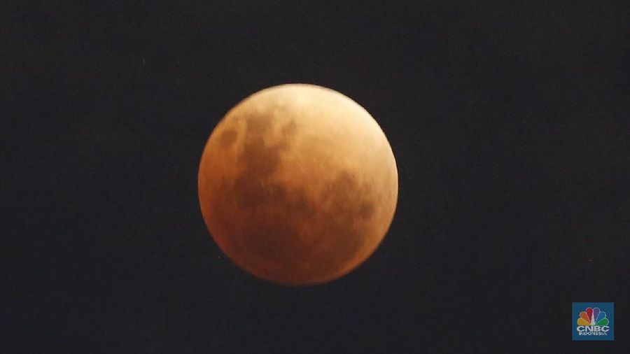 Gerhana bulan tampak di Jakarta, Rabu (31/1). Gerhana yang terjadi 150 tahun sekali tersebut menampilkan tiga keunikan yaitu Supermoon, Bloodmoon dan Bluemoon. (CNBC Indonesia/ Andrean Kristianto)