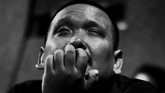 Beragam ekspresi para penyandang tuna netra ini pun bermunculan, membayangkan adegan yang dibisiki relawan yang menemani mereka seiring adegan film berganti. (ANTARA FOTO/Rivan Awal Lingga/18)