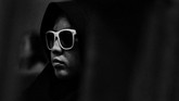 Meski tak dapat melihat adegan dalam film, penyandang tuna netra masih mampu menikmatinya melalui perantara bisikan para relawan yang membisiki adegan film kepada penonton tuna netra. (ANTARA FOTO/Rivan Awal Lingga/18)