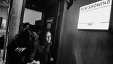 Sebuah bioskop mini di Jakarta Selatan menyediakan fasilitas menonton film bagi para penyandang tuna netra. Kegiatan yang diadakan di Paviliun 28 itu pun menarik minat para tuna netra dan relawan. (ANTARA FOTO/Rivan Awal Lingga/18)