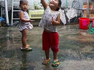 Benarkah Bermain Hujan Bikin Sakit? Ini Jawaban Ilmiahnya