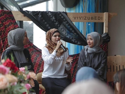 Vivi Zubedi Bawa Tenun Pagatan Kalteng ke New York Fashion Week Vivi Zubedi Bawa Tenun Pagatan Kalteng ke New York Fashion Week