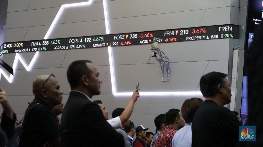 Aksi panggung Godbless pada penutupan bursa di kantor BEI, Jakarta, Rabu (31/1/2018). Perdagangan IHSG ditutup menguat 0,68% di level 6.620,16 dari penutupan sebelumnya. (CNBC Indonesia/ Muhammad Sabki)