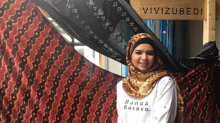 Ibu dua orang anak ini nekat terjun ke dunia fesyen sebagai desainer meski belum pernah menimba ilmu di bidang tata busana.