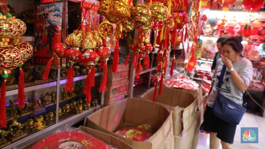 Menjelang Imlek pada 16 Februari 2018, Pedagang di Pasar Glodok mulai menjajakan pernak-pernik