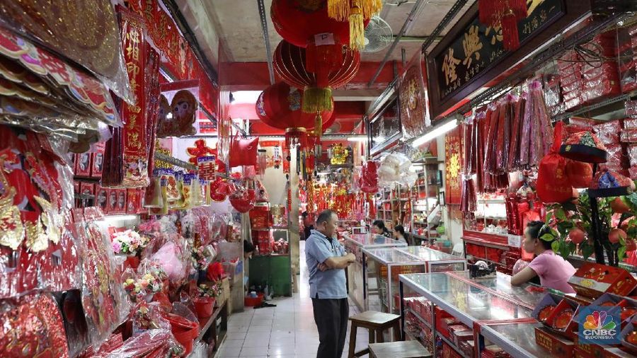 Menjelang Imlek pada 16 Februari 2018, Pedagang di Pasar Glodok mulai menjajakan pernak-pernik