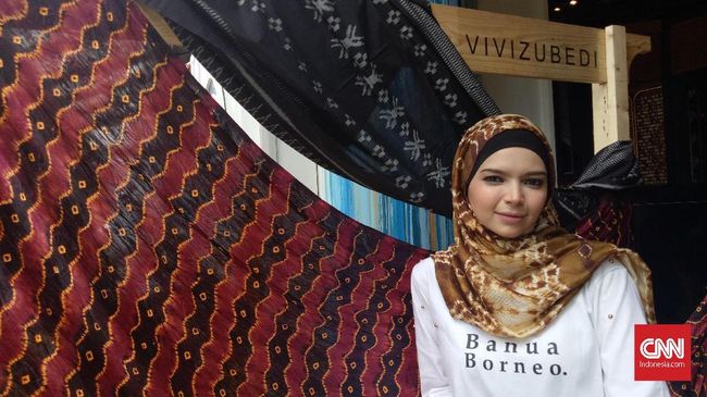 Tampil di New York Fashion Week, Vivi Zubedi Bawa Sasirangan