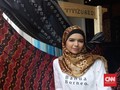 Tampil di New York Fashion Week, Vivi Zubedi Bawa Sasirangan