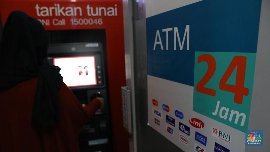 Ilustrasi Penarikan Uang di ATM. CNBC Indonesia/Muhammad Sabki