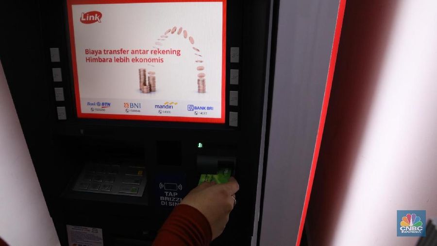 Ilustrasi Penarikan Uang di ATM