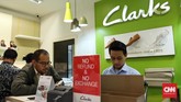 Harga sepasang sepatu wanita berlabel Clarks dibanderol mulai dari Rp350 ribu hingga Rp1,45 juta setelah diskon, sementara untuk sepatu laki-laki, harganya Rp800 ribu - Rp1,75 juta setelah diskon.