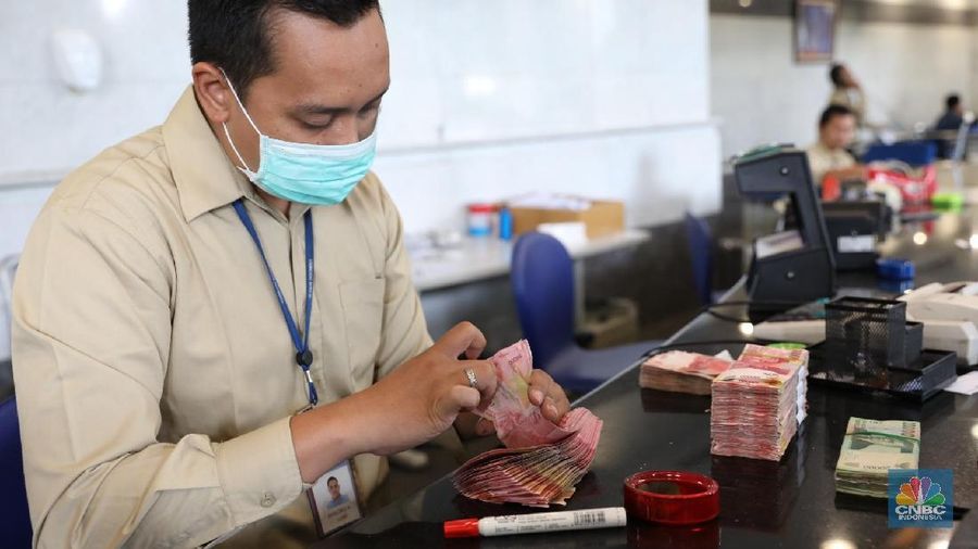 Pelemahan nilai tukar rupiah terhadap dolar Amerika Serikat (AS) pada perdagangan di pasar spot jelang siang ini agak surut.