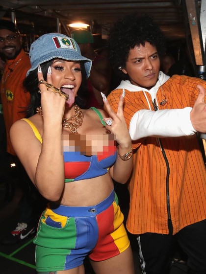 Pamer Perut Berbulu di Grammy Awards 2018, Cardi B Dihujat Netizen Pamer Perut Berbulu di Grammy Awards 2018, Cardi B Dihujat Netizen