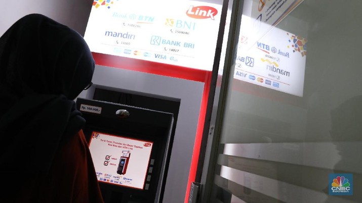 Ilustrasi Penarikan Uang di ATM. CNBC Indonesia/Muhammad Sabki