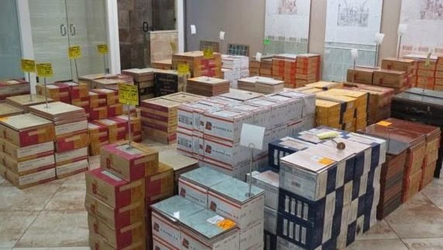 Saham perusahaan keramik, PT Cahayaputra Asa Keramik Tbk (CAKK) yang baru listing pada 31 Oktober 2018 kembali melejit.
