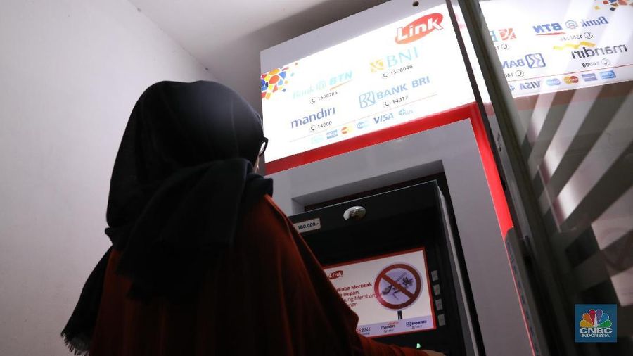 Ilustrasi Penarikan Uang di ATM. վ/Muhammad Sabki