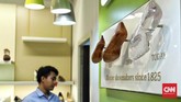 Pengunjung memilih sepatu di gerai Clarks Indonesia. Jelang penutupan operasionalnya di Indonesia, gerai sepatu Clarks menawarkan diskon besar-besaran hingga 50 persen untuk seluruh barang.