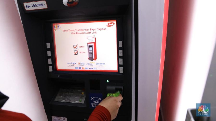 Ilustrasi Penarikan Uang di ATM. վ/Muhammad Sabki